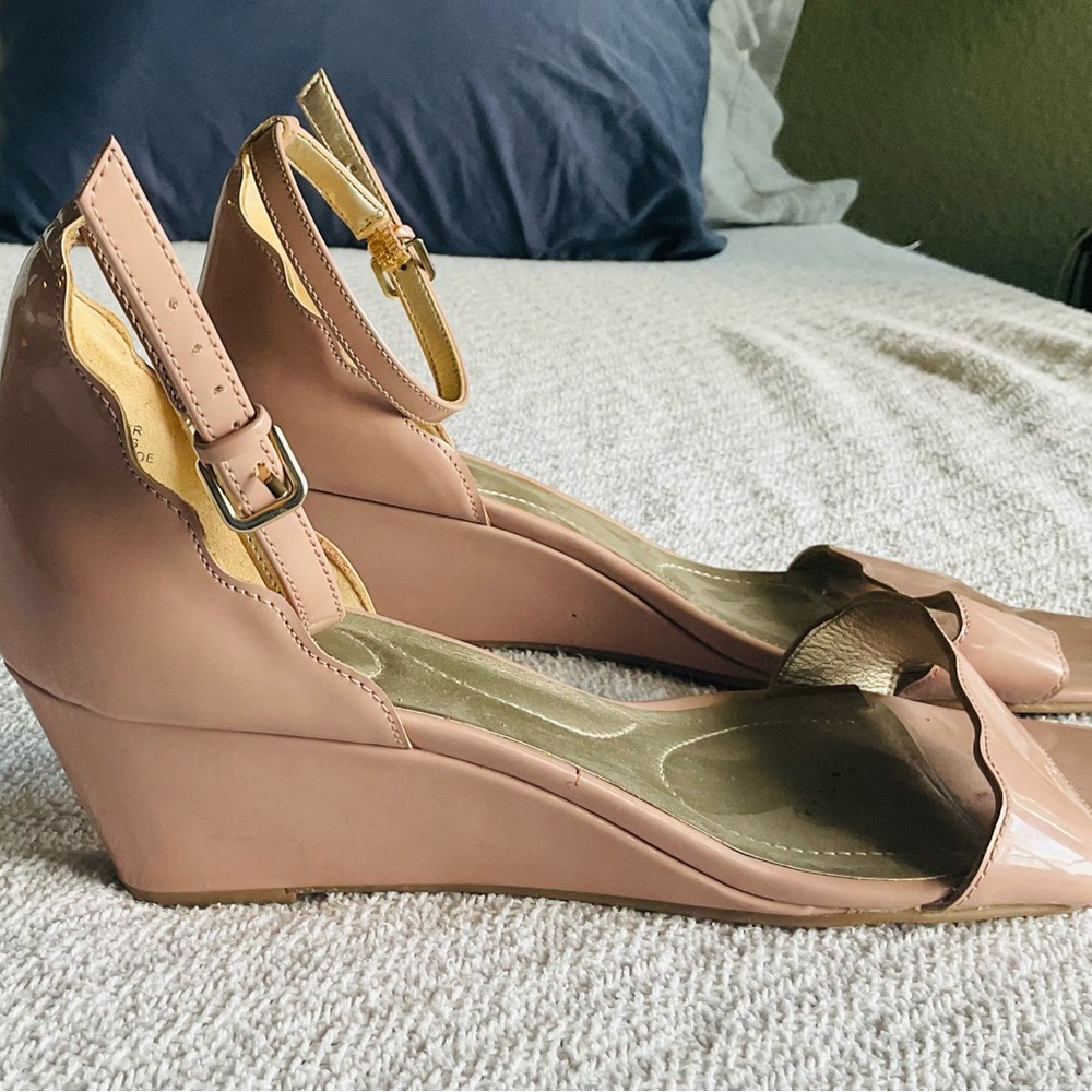 Elegant Bandolino Wedge Sandals